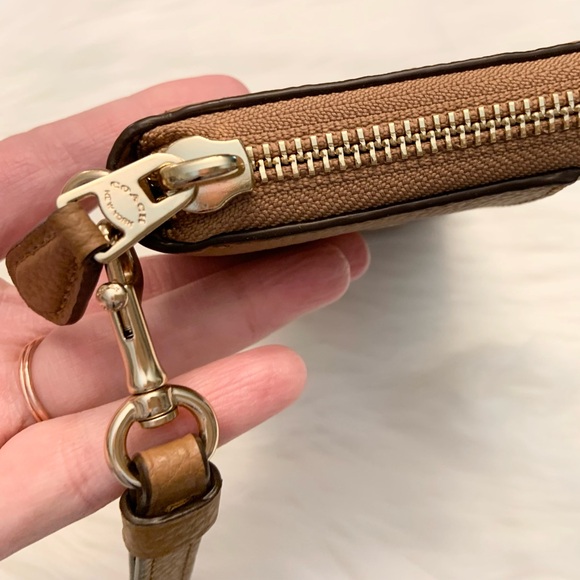 Coach Accordion Zippered Pebbled Leather Long Wristlet NWT - Picture 9 of 16